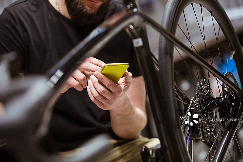 维修人员调整自行车变速器图片素材