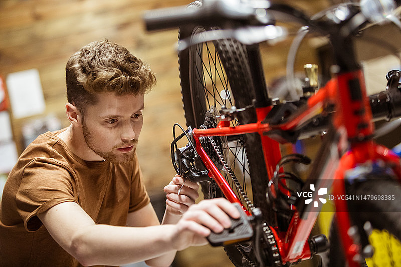 维修人员调整自行车变速器图片素材