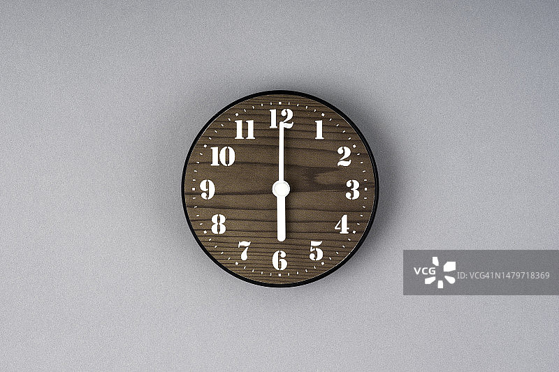 灰色背景上的时钟和复制空间图片素材