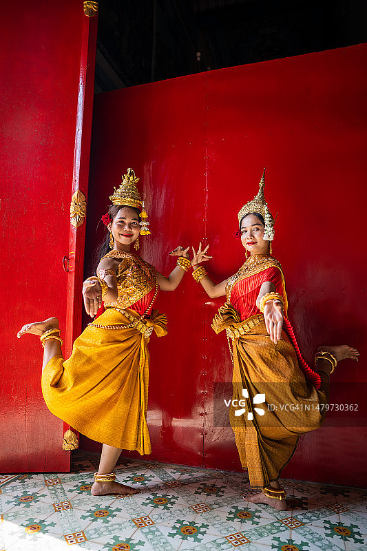 传统高棉阿普萨拉舞者在越南佛塔表演图片素材