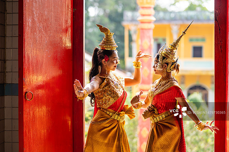 传统高棉阿普萨拉舞者在越南佛塔表演图片素材