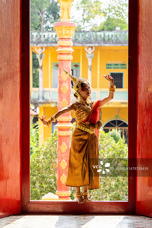 传统高棉阿普萨拉舞者在越南佛塔表演图片素材