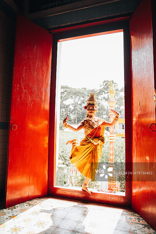 传统高棉阿普萨拉舞者在越南佛塔表演图片素材