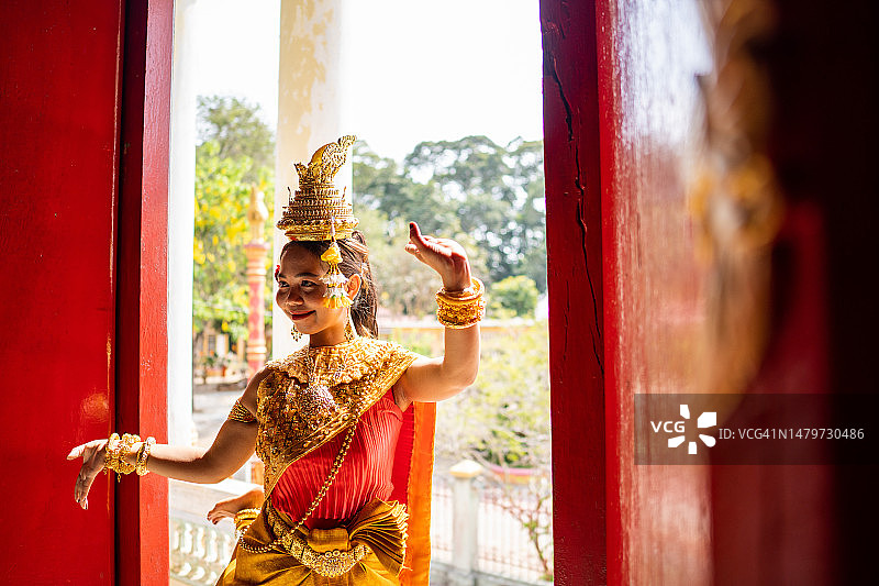 传统高棉阿普萨拉舞者在越南佛塔表演图片素材