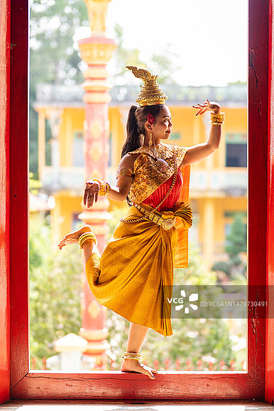 传统高棉阿普萨拉舞者在越南佛塔表演图片素材