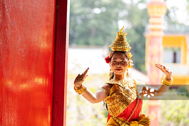 传统高棉阿普萨拉舞者在越南佛塔表演图片素材