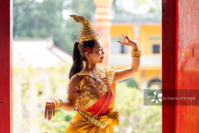 传统高棉阿普萨拉舞者在越南佛塔表演图片素材