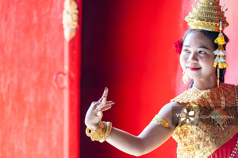 传统高棉阿普萨拉舞者在越南佛塔表演图片素材