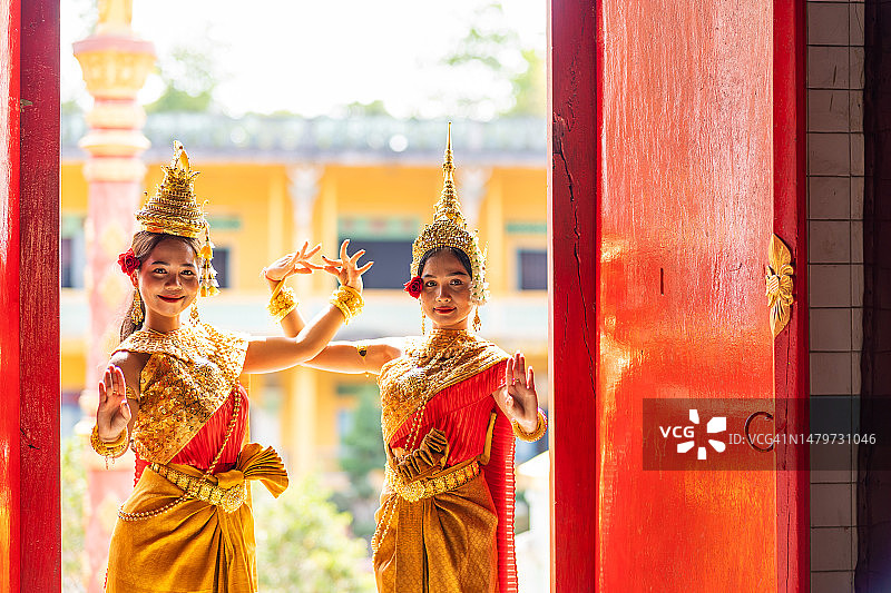 传统高棉阿普萨拉舞者在越南佛塔表演图片素材