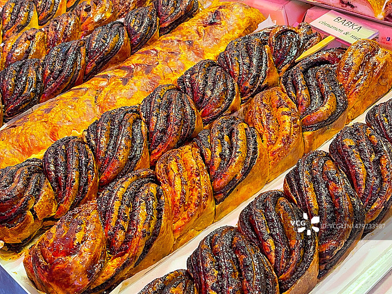 特拉维夫卡梅尔市场出售的各种巴布卡面包图片素材
