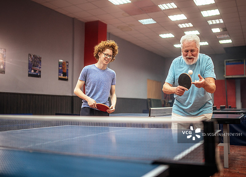 爷爷和孙子打乒乓球图片素材
