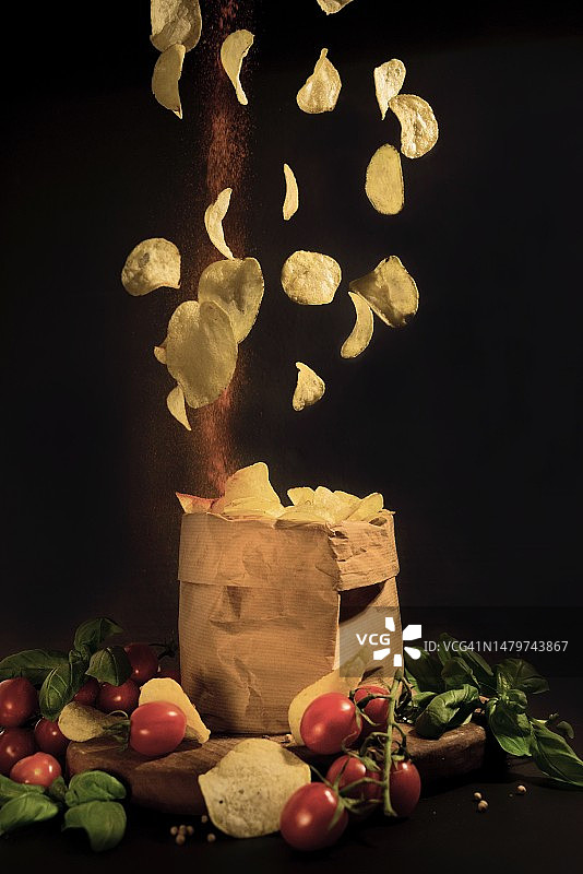 黑色背景下桌子上的食物特写图片素材