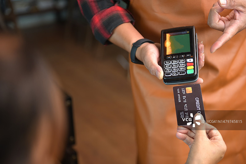 女人使用信用卡支付图片素材