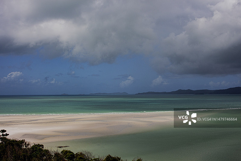 澳大利亚昆士兰州圣灵群岛怀特黑文海滩多云天空下的海景图片素材