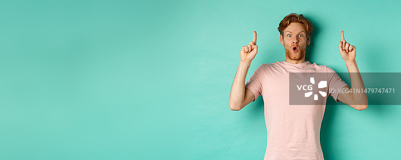 印象深刻的帅气红发男子手指向上图片素材