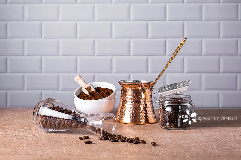 玻璃和陶瓷容器中的咖啡豆与研磨咖啡图片素材