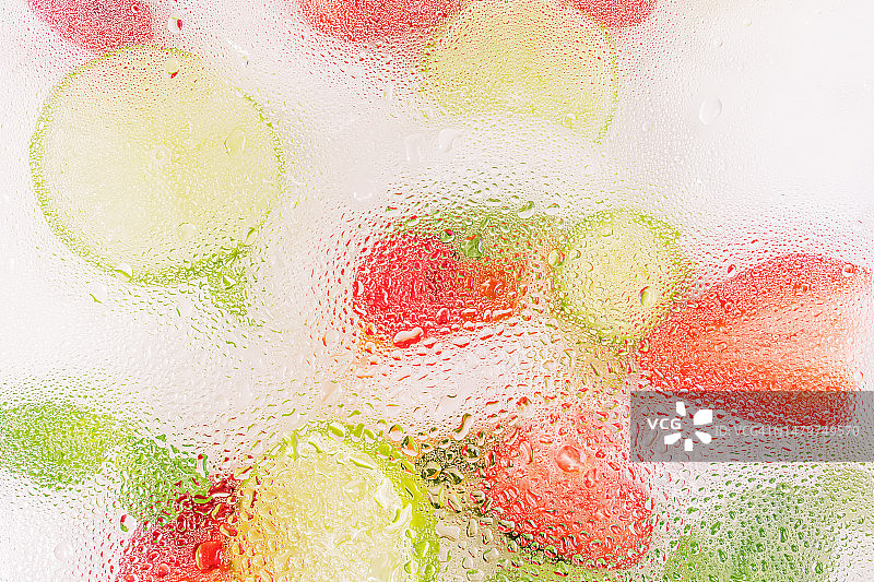 带水滴的磨砂玻璃，后面是水果，清爽鸡尾酒特写，美国加利福尼亚州都柏林图片素材