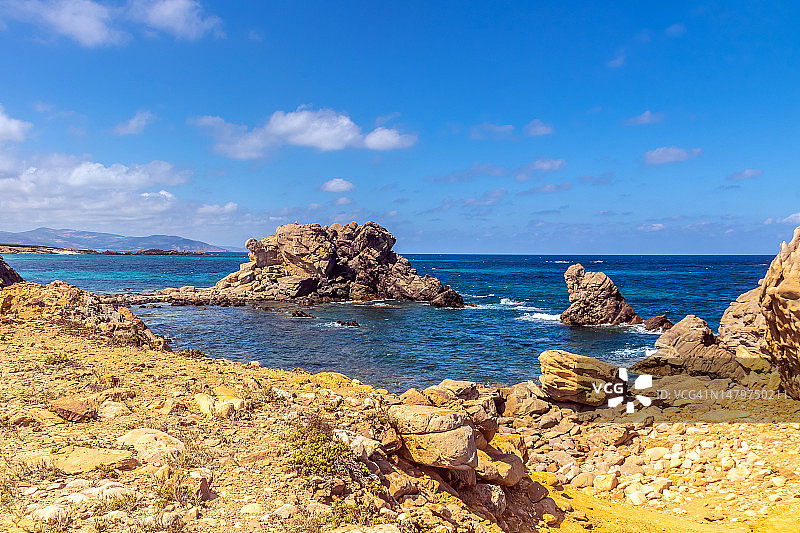 突尼斯比塞大翁吉马尔海滩岩石海岸线与湛蓝天空图片素材