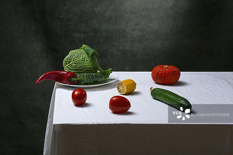 皱叶甘蓝、番茄、黄瓜、红辣椒、柠檬和南瓜静物图片素材