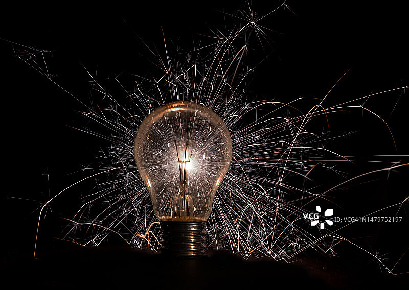 黑色背景下点亮的灯泡特写，荷兰图片素材