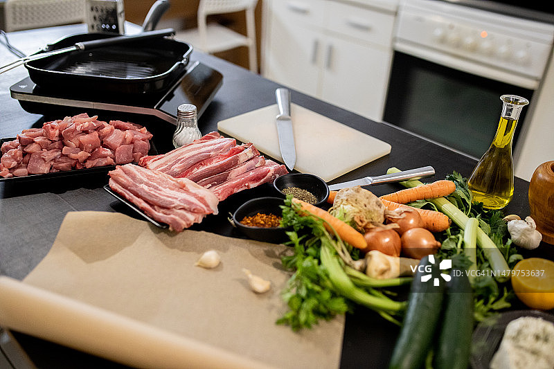 砧板上搭配蔬菜的生猪肉和牛肉块图片素材