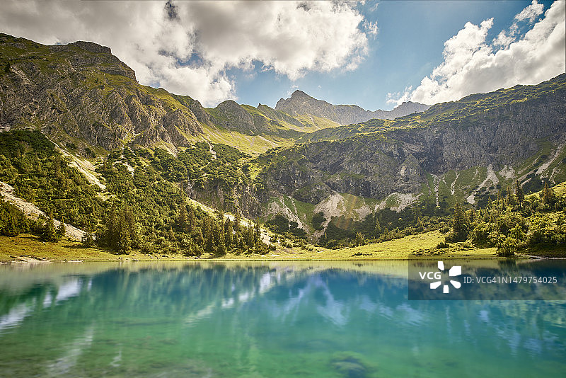 德国奥伯斯多夫的Unterer Gaisalpsee湖光山色图片素材