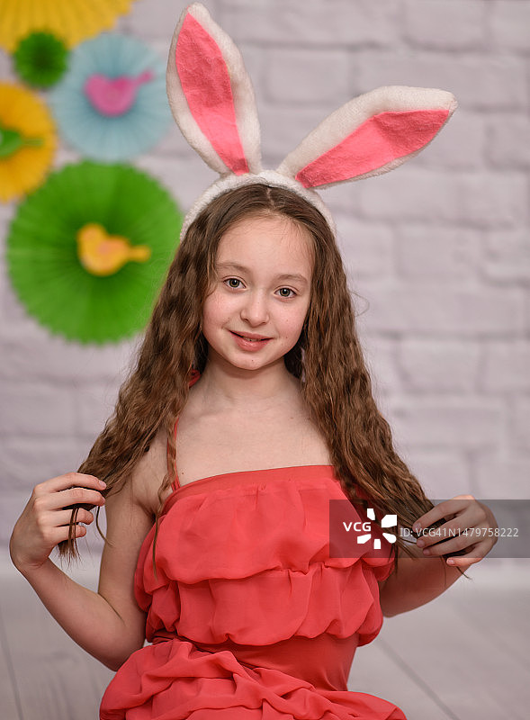 戴着兔子耳朵的女孩，复活节竖版照片图片素材