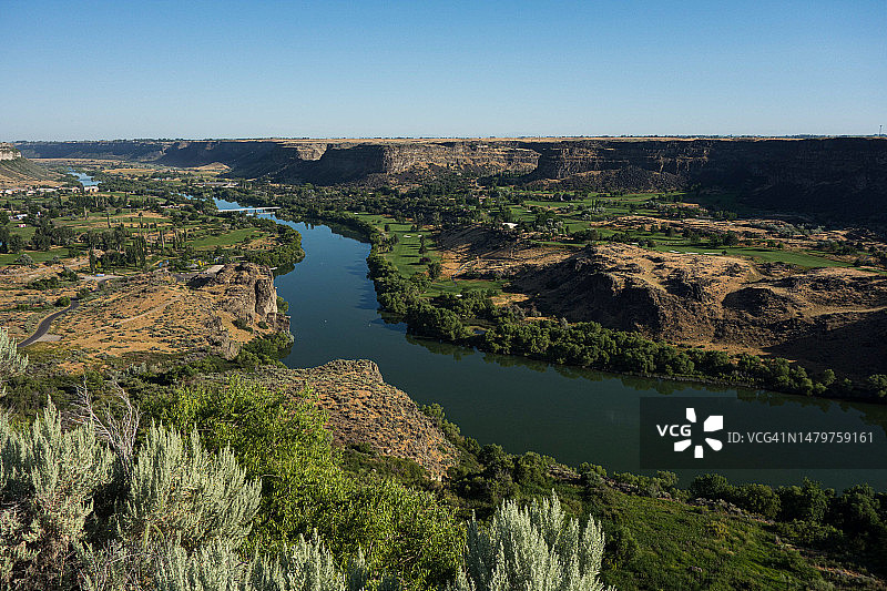 美国爱达荷州蛇河峡谷树木环绕的河流风光图片素材
