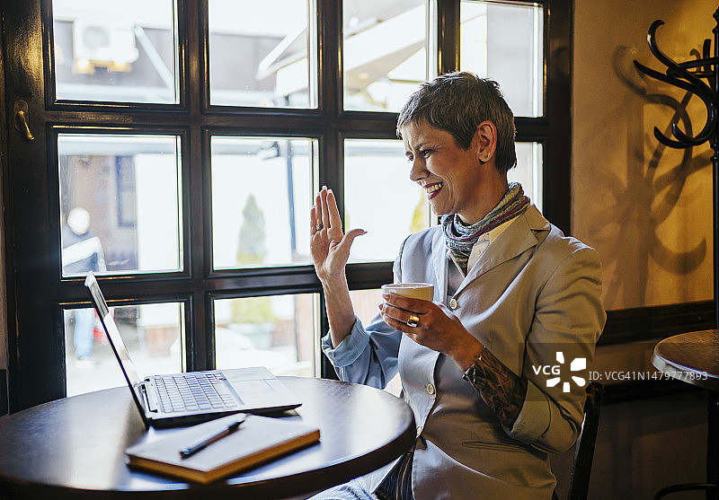 女商人用笔记本电脑进行视频通话图片素材