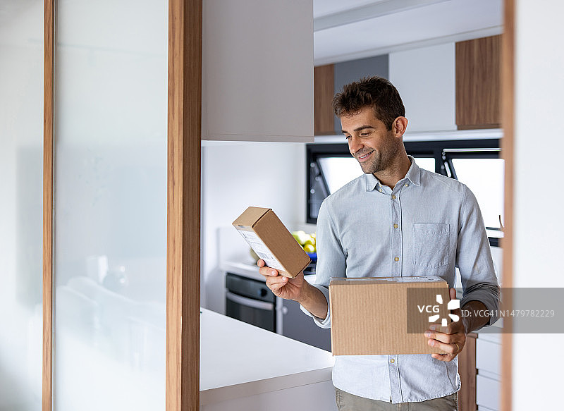 在家收到邮件包裹的快乐男人图片素材