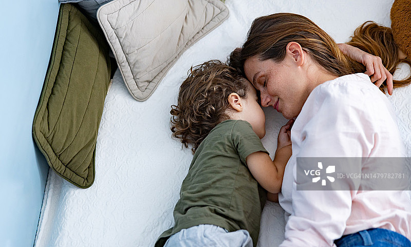 母亲和儿子一起午睡图片素材