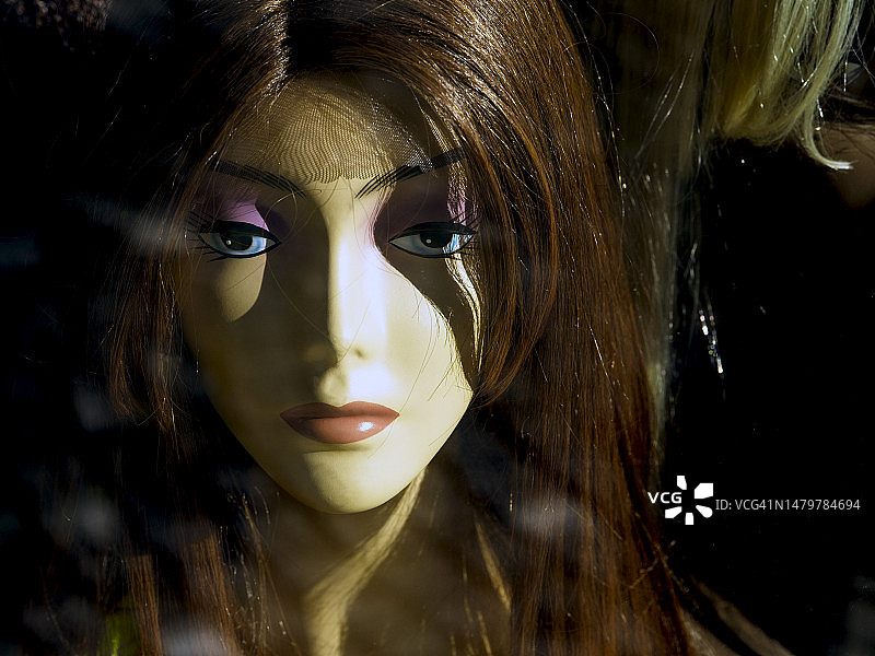 比尔假发店的模特头部特写图片素材