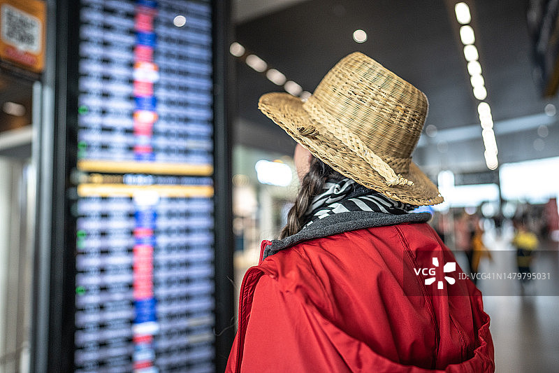 在机场寻找飞行控制面板的女子背影图片素材