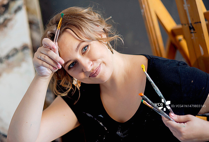 艺术工作室中的女艺术家肖像图片素材