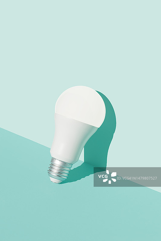 浅蓝色背景上明亮的发光LED灯泡图片素材