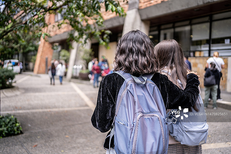 学生朋友到达大学的后视图图片素材