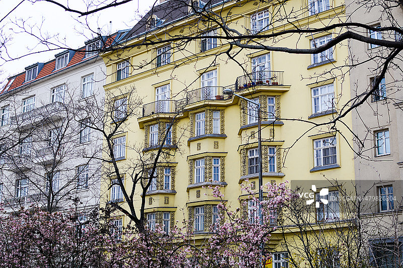 城市中的黄色建筑外墙，欧洲文化图片素材