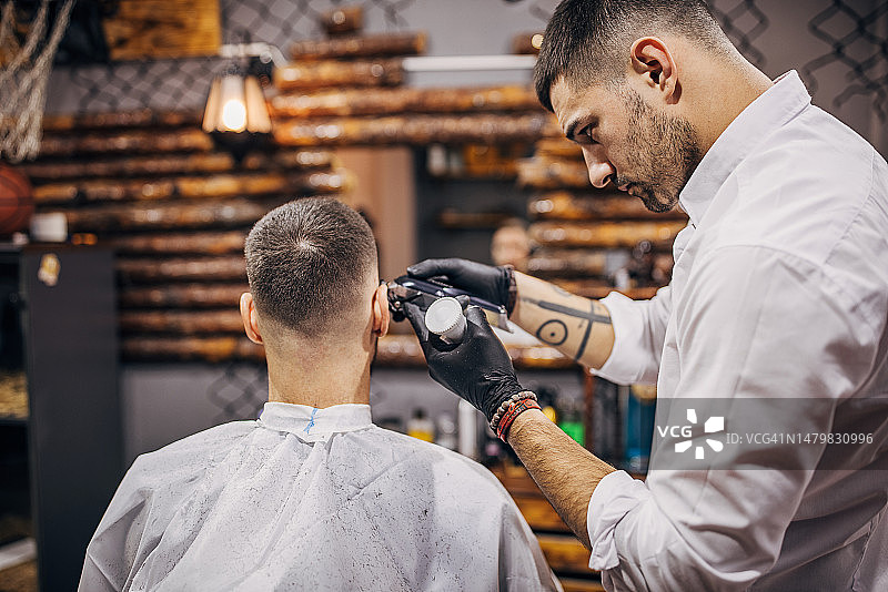 男人理发图片素材