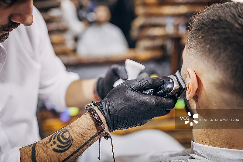 男人理发图片素材