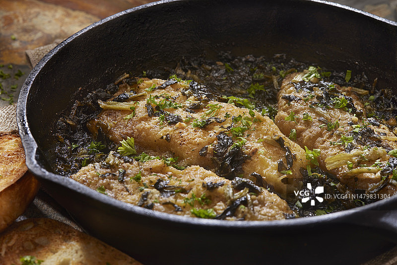 烤箱炸鳕鱼片配柠檬蒜蓉黄油酱图片素材