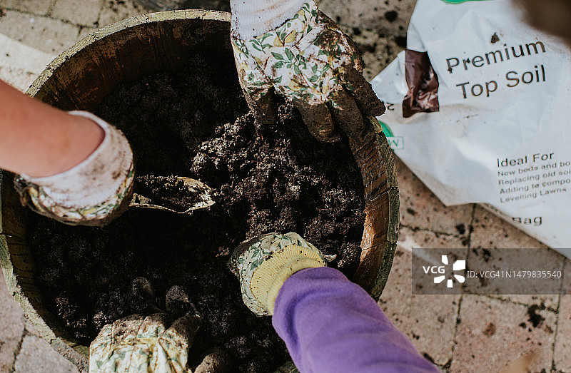 儿童泥土实验图片素材