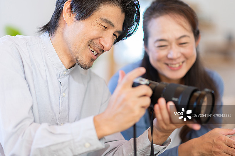 看照片的男女图片素材