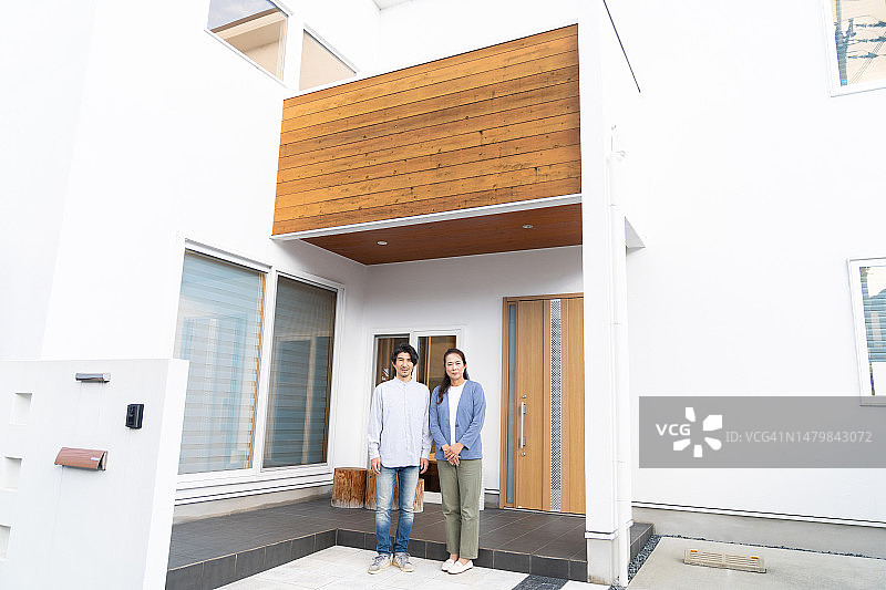 男人和女人站在房子前的肖像图片素材
