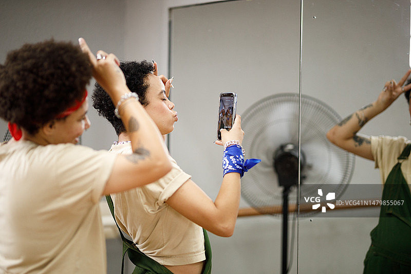 对着镜子自拍的女人图片素材