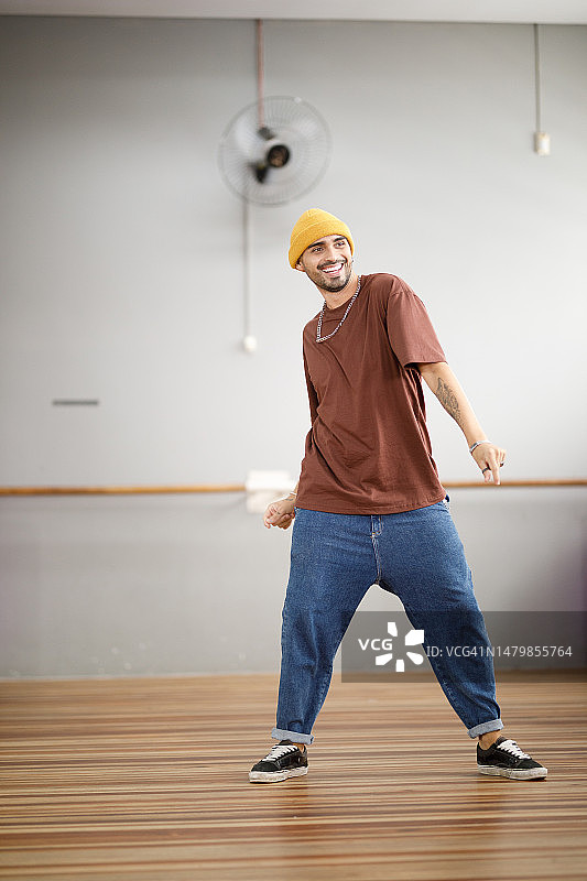 男人在镜子前练习舞步图片素材