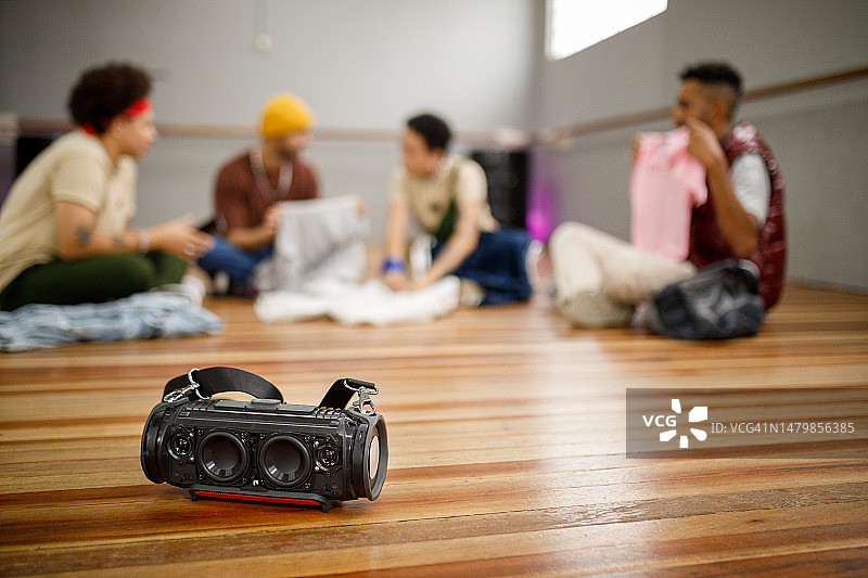 一群朋友互相帮助挑选演唱会服装图片素材