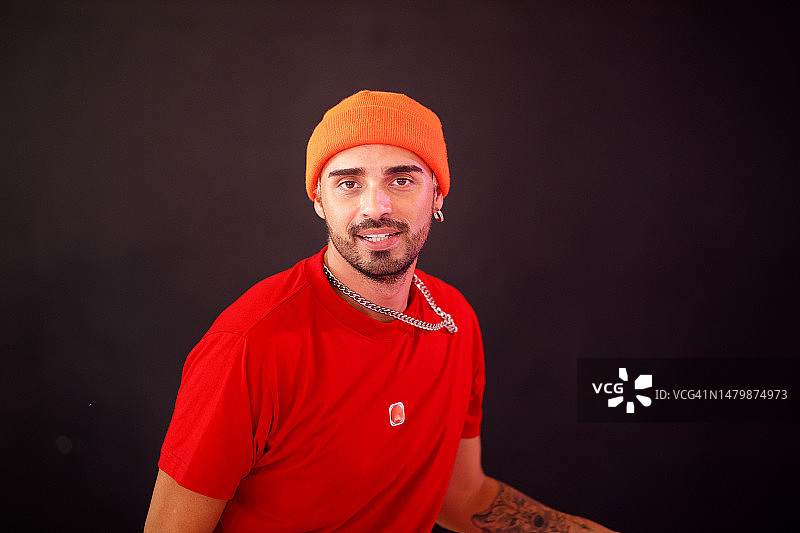 戴着无檐小便帽和链条跳舞的男人图片素材