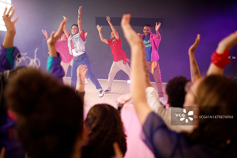 观众为舞蹈表演欢呼图片素材