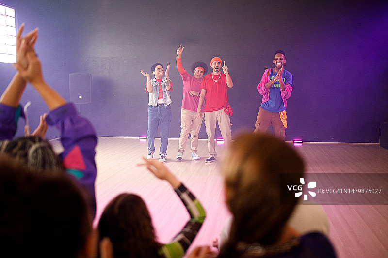 观众为舞蹈团体欢呼图片素材