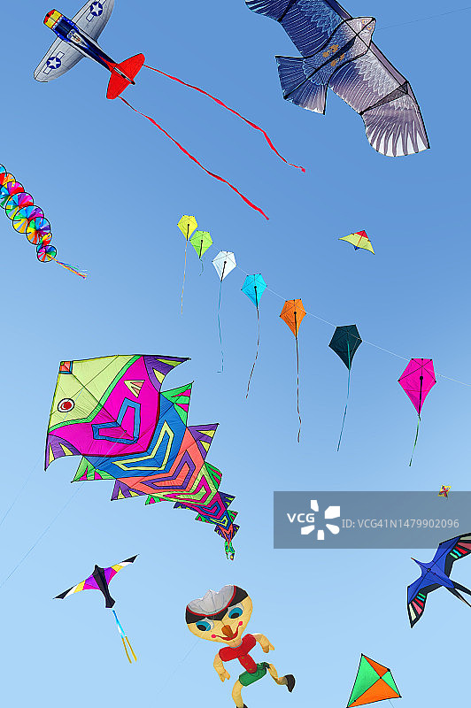 在晴朗蓝天下飞翔的风筝图片素材